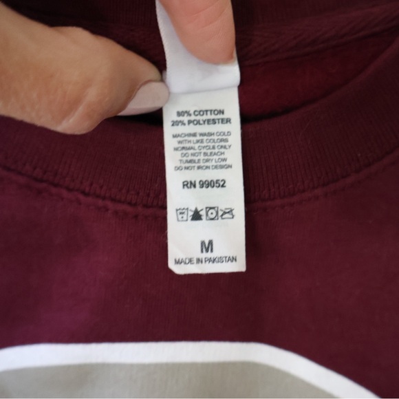 University of Chicago Uscape Women's Oversized Cropped Crew Sweatshirt - Picture 8 of 10